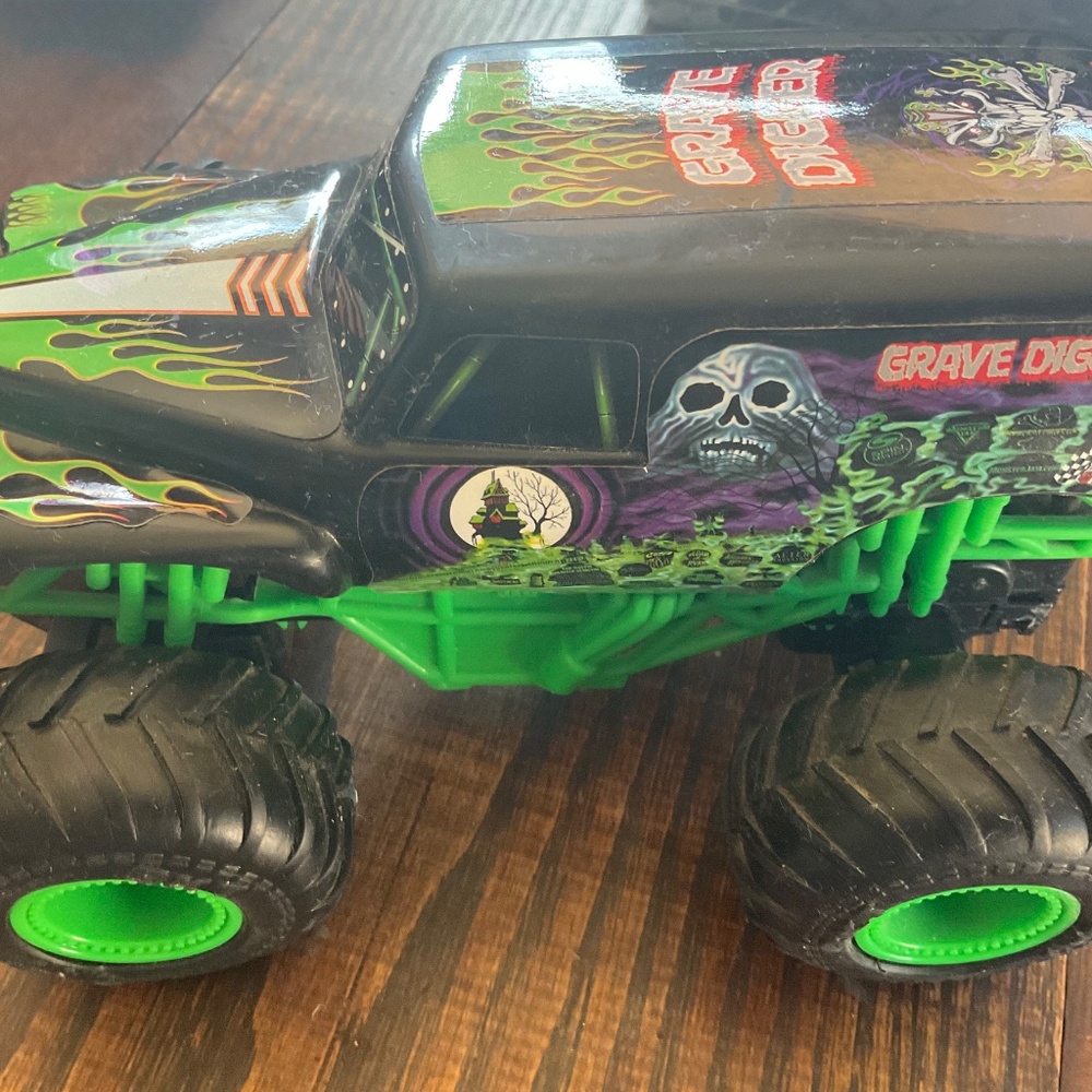 GRAVE DIGGER REMOTE CONTROL TOY TRUCK used sale - Picture 4 of 9
